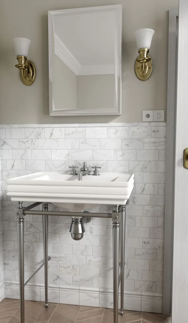 Baño con azulejos efecto mármol en tonos neutros, colección Carrara de Equipe