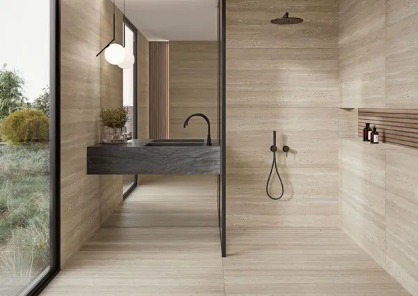 Baño con azulejos efecto mármol en tonos cálidos, colección Cartago de Durstone