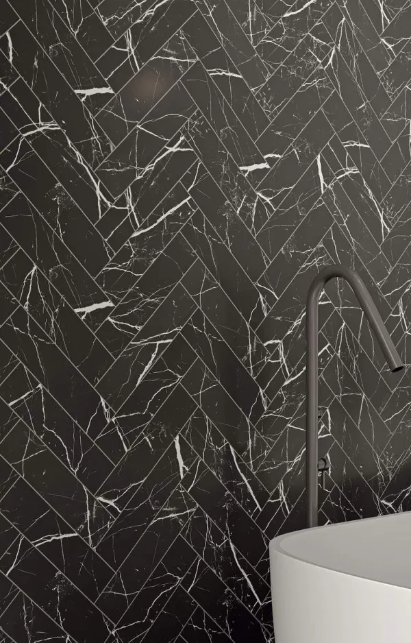 Baño con azulejos efecto mármol en tonos neutros, colección Classic marbles de Ribesalbes