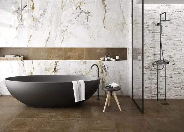 Baño con azulejos efecto mármol, colección Cromat pisa de Pamesa