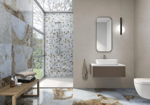 Baño con azulejos efecto mármol, colección Danae de Pamesa