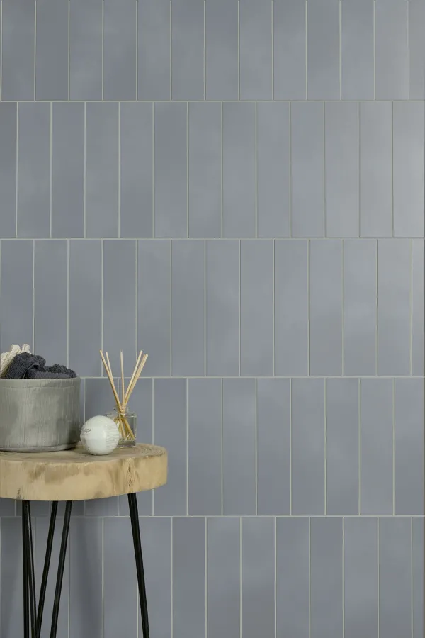 Baño con azulejos efecto mármol en tonos fríos, colección Detroit de Aleluia