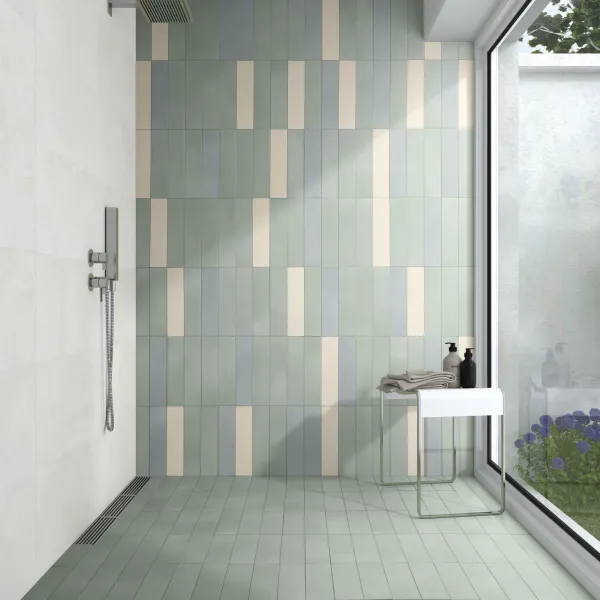 Baño con azulejos efecto mármol en tonos fríos, colección Detroit de Aleluia