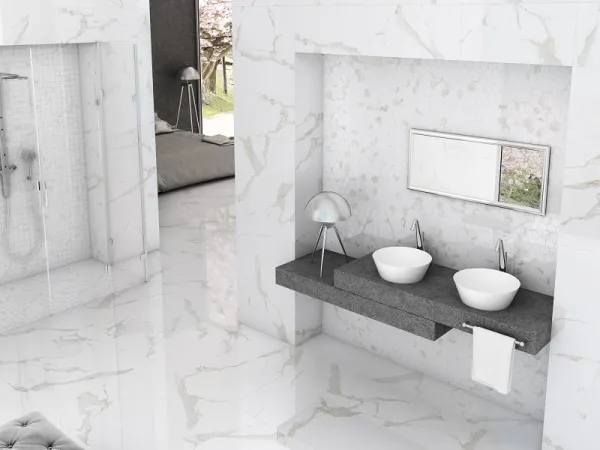 Baño con azulejos efecto mármol en tonos neutros, colección Domus de Intermatex