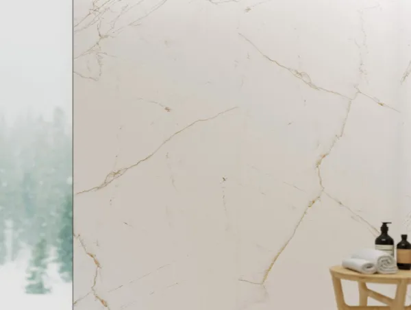 Baño con azulejos efecto mármol, colección Dual de Museum