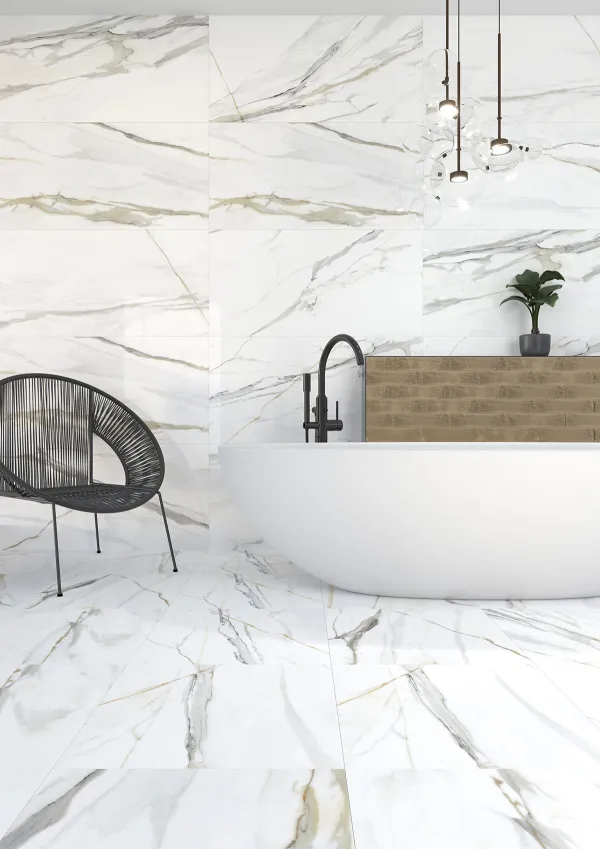 Baño con azulejos efecto mármol en tonos neutros, colección Emporio de TAU ceràmica