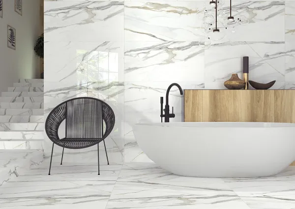 Baño con azulejos efecto mármol en tonos neutros, colección Emporio de TAU ceràmica