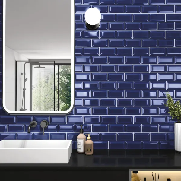 Baño con azulejos efecto mármol en tonos fríos, colección Frame de Aleluia