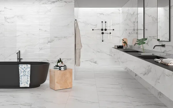 Baño con azulejos efecto mármol en tonos neutros, colección Insignia de Colorker