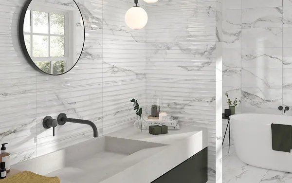 Baño con azulejos efecto mármol en tonos neutros, colección Insignia de Colorker