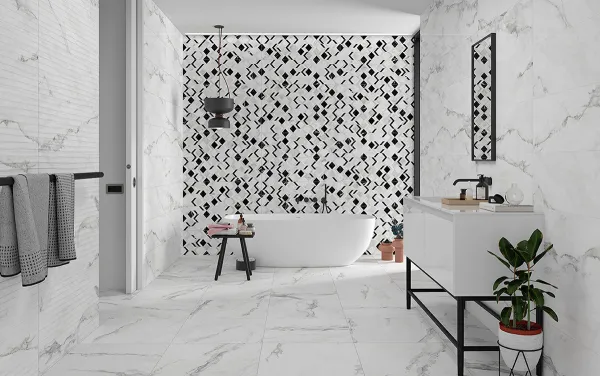 Baño con azulejos efecto mármol en tonos neutros, colección Insignia de Colorker