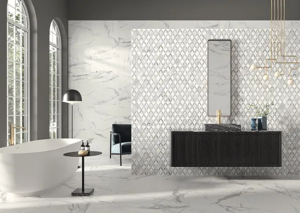 Baño con azulejos efecto mármol en tonos neutros, colección Le blanc de Durstone