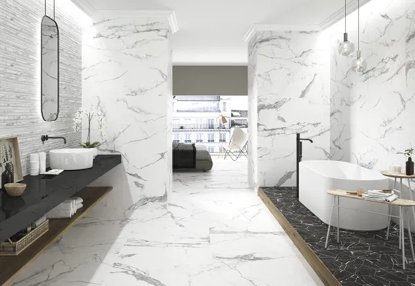 Baño con azulejos efecto mármol en tonos neutros, colección Le blanc de Durstone