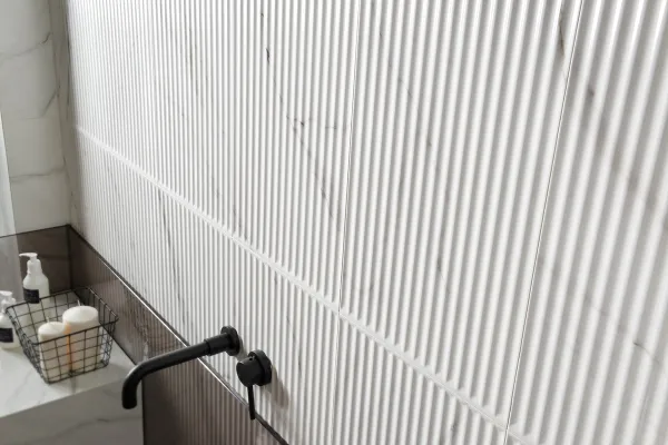 Baño con azulejos efecto mármol en tonos neutros, colección Marbleous de Metropol