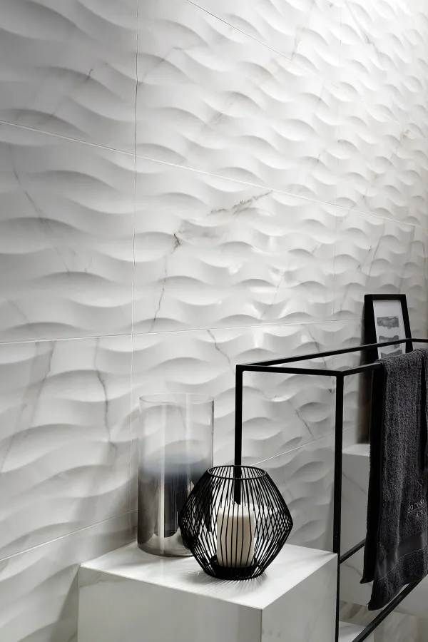 Baño con azulejos efecto mármol en tonos neutros, colección Marbleous de Metropol