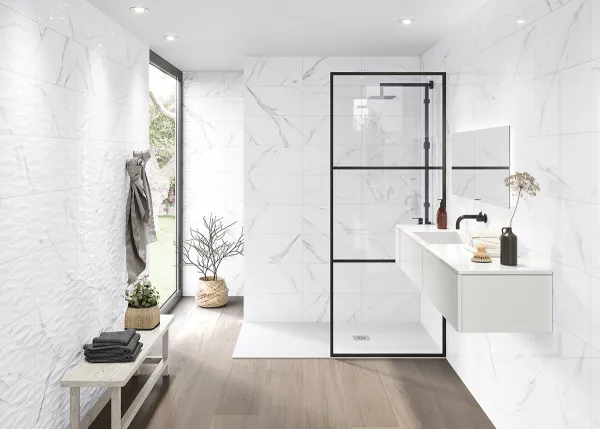 Baño con azulejos efecto mármol en tonos neutros, colección Marbleous de Metropol