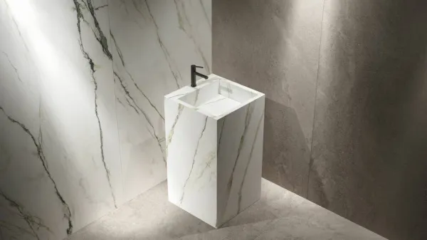 Baño con azulejos efecto mármol en tonos neutros, colección Matcha de Museum