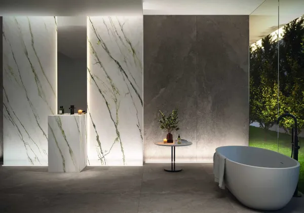 Baño con azulejos efecto mármol en tonos neutros, colección Matcha de Museum