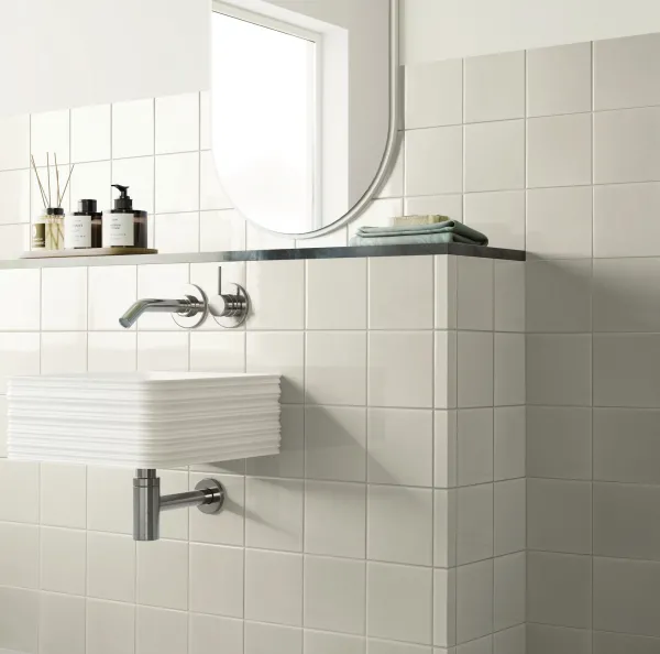 Baño con azulejos efecto mármol en tonos neutros, colección Mystic de Aleluia