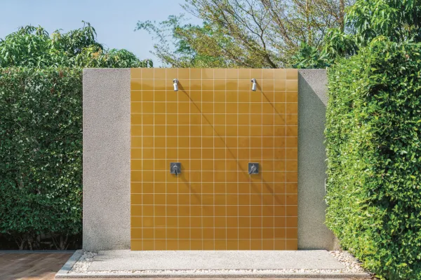 Baño con azulejos efecto mármol en tonos cálidos, colección Mystic de Aleluia