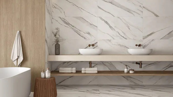 Baño con azulejos efecto mármol, colección Nesta de Argenta