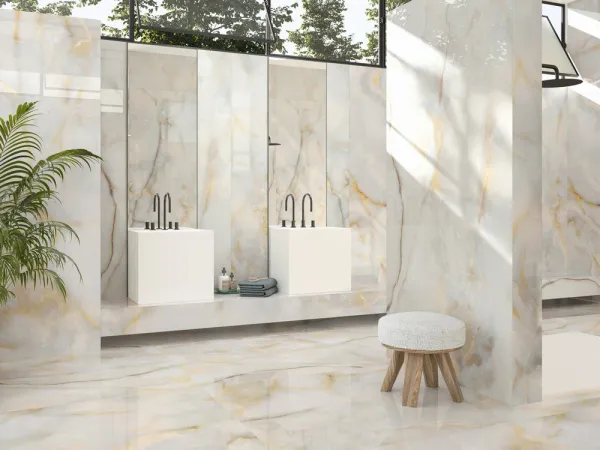 Baño con azulejos efecto mármol en tonos neutros, colección Onice de Ape