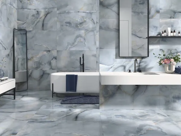 Baño con azulejos efecto mármol en tonos fríos, colección Onice de Ape