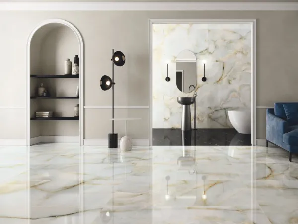 Baño con azulejos efecto mármol en tonos neutros, colección Onice de Ape