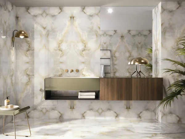 Baño con azulejos efecto mármol, colección Onice de Ape