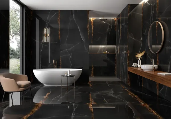 Baño con azulejos efecto mármol en tonos neutros, colección Onice de Arklam