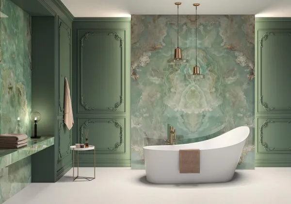 Baño con azulejos efecto mármol en tonos fríos, colección Onix de Arklam