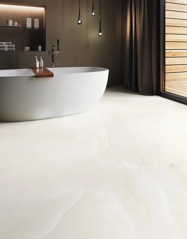 Baño con azulejos efecto mármol, colección Onix de Fanal