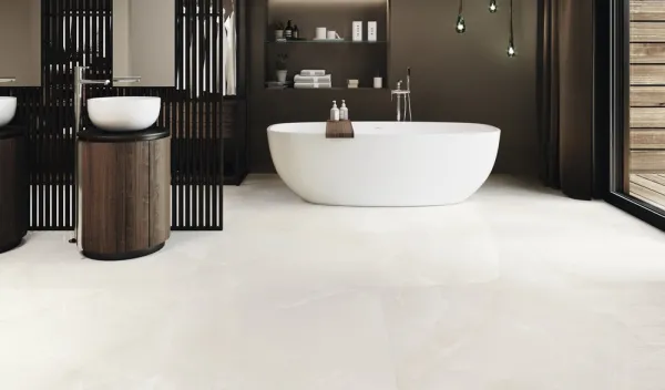 Baño con azulejos efecto mármol en tonos neutros, colección Onix de Fanal