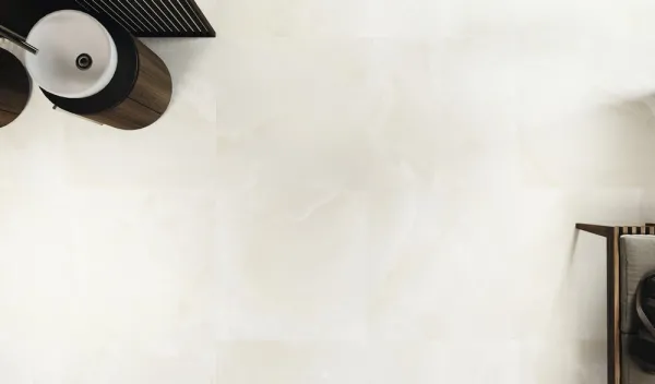 Baño con azulejos efecto mármol en tonos neutros, colección Onix de Fanal