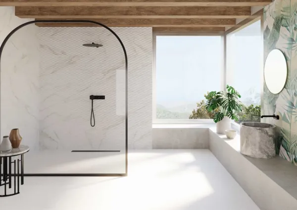 Baño con azulejos efecto mármol en tonos neutros, colección Palazzo calacatta de TAU ceràmica