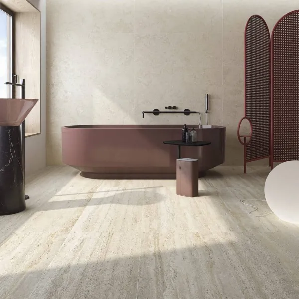 Baño con azulejos efecto mármol en tonos cálidos, colección Paris de Vives