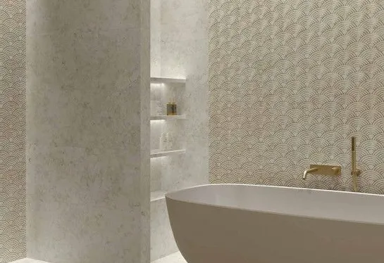 Baño con azulejos efecto mármol en tonos cálidos, colección Perlino de Apavisa