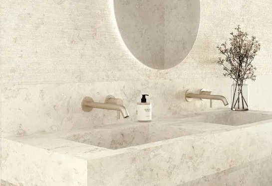 Baño con azulejos efecto mármol en tonos cálidos, colección Perlino de Apavisa