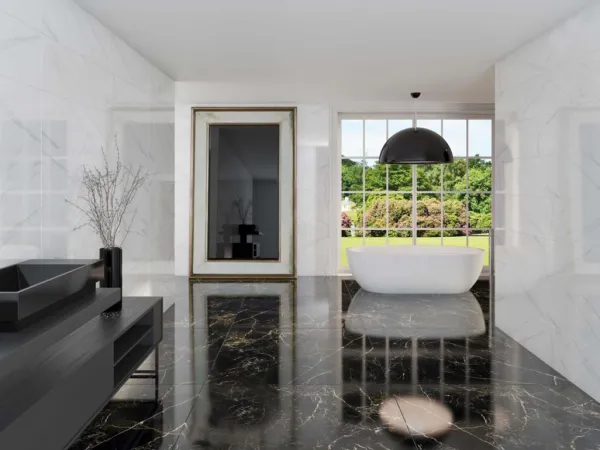 Baño con azulejos efecto mármol en tonos neutros, colección Portloren de TAU ceràmica