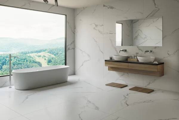 Baño con azulejos efecto mármol en tonos neutros, colección Pune de Alaplana