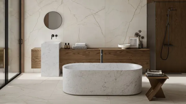 Baño con azulejos efecto mármol en tonos cálidos, colección Raffaello de Argenta