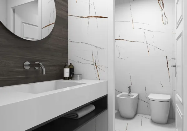 Baño con azulejos efecto mármol en tonos neutros, colección Sahara white de ITT