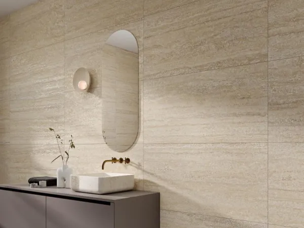 Baño con azulejos efecto mármol en tonos cálidos, colección Siena de Argenta