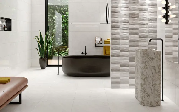 Baño con azulejos efecto mármol en tonos neutros, colección Sky de Colorker