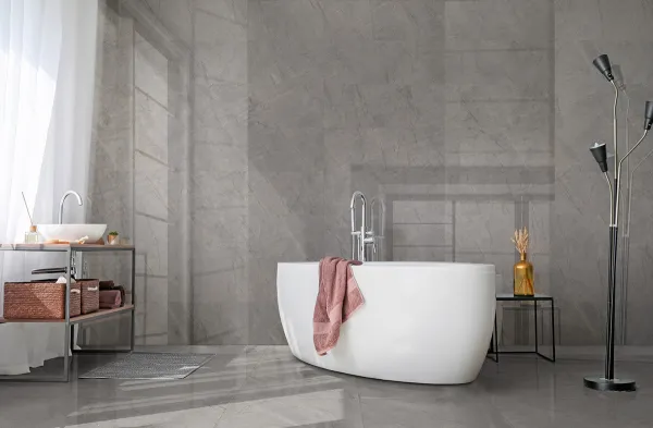 Baño con azulejos efecto mármol en tonos neutros, colección Sky de Colorker