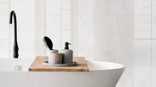 Baño con azulejos efecto mármol en tonos neutros, colección Sky de Colorker