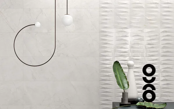 Baño con azulejos efecto mármol en tonos neutros, colección Sky de Colorker