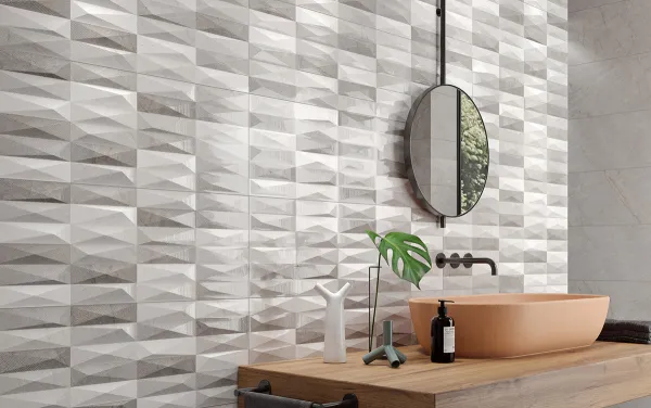 Baño con azulejos efecto mármol en tonos neutros, colección Sky de Colorker