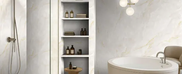 Baño con azulejos efecto mármol en tonos neutros, colección Spectrum de House Elements