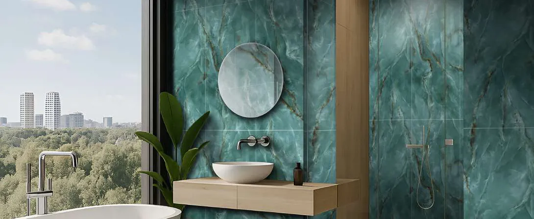 Baño con azulejos efecto mármol en tonos fríos, colección Spectrum de House Elements